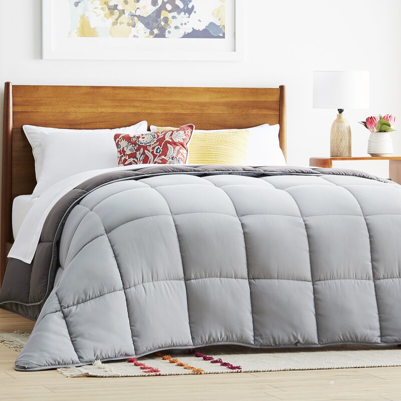 Wegrona Smooth and Soft Microfiber Down Alternative Comforter