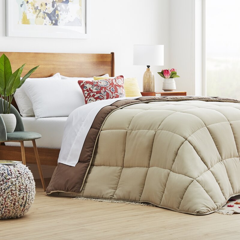 Wegrona Smooth and Soft Microfiber Down Alternative Comforter